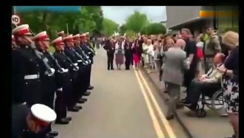 特警出警吃瓜群众,围观群众见证正义瞬间