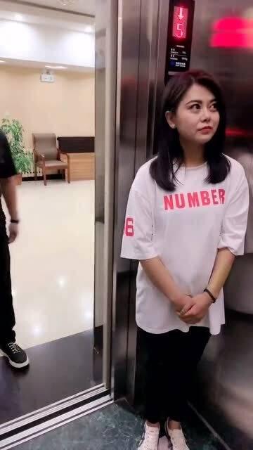 男子坐电梯吃瓜群众,围观群众热议不断